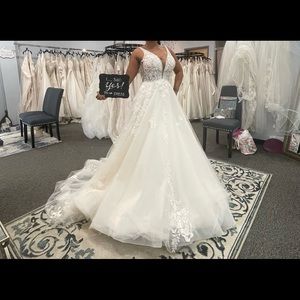 ESSENSE OF AUSTRALIA D3023 size 8 worn once in store only.